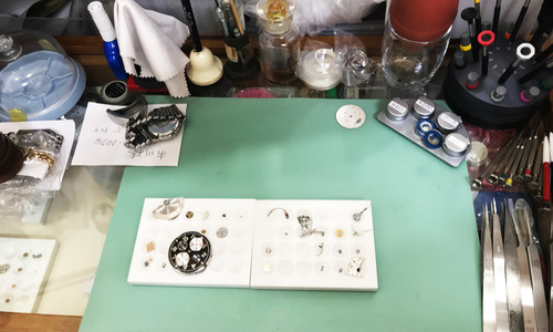 谷口時計メガネ店の修理机